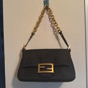 🔥🔥 PRICE DROP‼️FENDI. Absolutely stunning and modern in Excellent condition. 🔥🔥